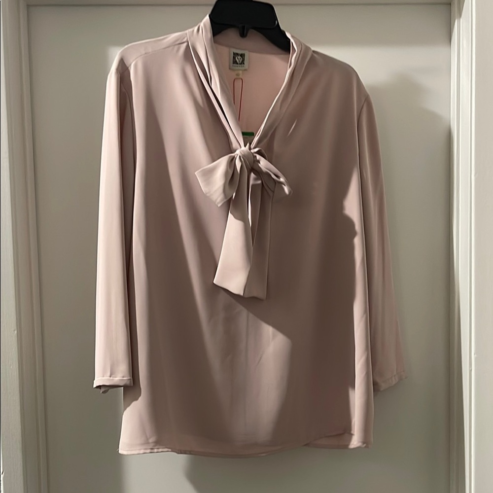 Elegant Women's Blouse with Bow Tie